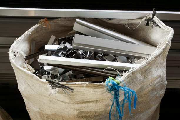 白色的袋子里装着剩余铝片的废料图片下载