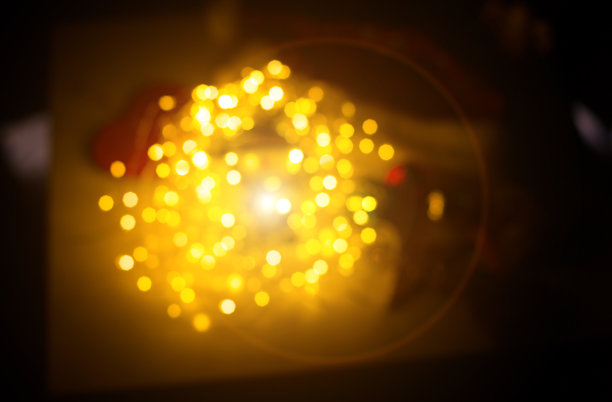 模糊的灯光照片与。节日背景抽象喜庆，散景效果。圣诞灯和花环装饰。图片下载