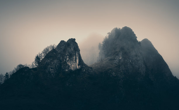 神秘的黑色的山图片下载