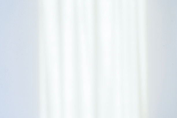 影子楼。抽象的光线，黑色的阴影从窗口覆盖在白色的纹理墙上。阳光建筑背景。照片和设计的叠加效果。图片下载