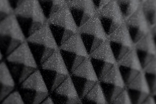 背景由一张微距照片制成，平滑的菱形黑色金属表面上有白点，中心有选择性聚焦。图片下载