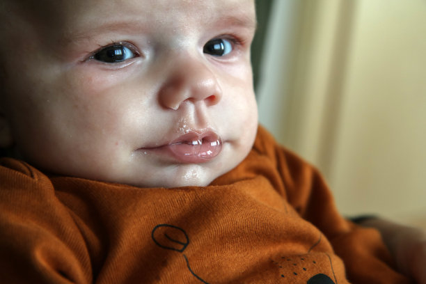 婴儿嘴里的口水流出泡沫图片下载