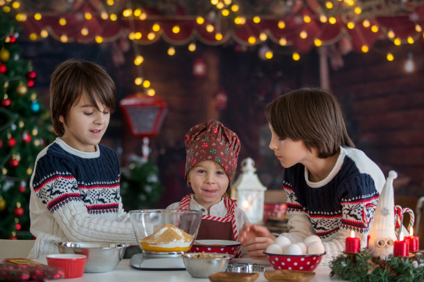 可爱的金发小孩和他的兄弟们，在家里烤圣诞饼干图片下载