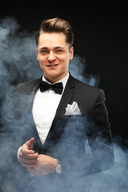 英俊时髦的男人在优雅的黑色西装图片下载