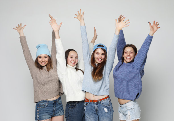 由四个来自不同国家的女孩组成的小组图片下载