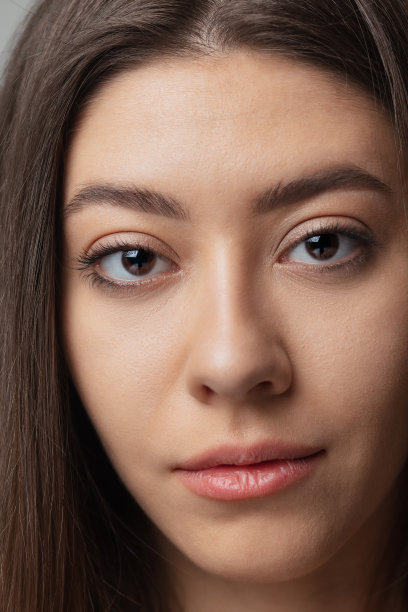 没有化妆的年轻漂亮女孩的特写脸。面部表情、化妆品、自然美概念。图片下载