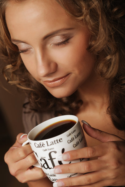 生活方式，食物和人的概念:年轻漂亮的女人喝咖啡图片下载