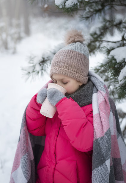 孩子在冬天。一个小女孩在外面的冬天。图片下载