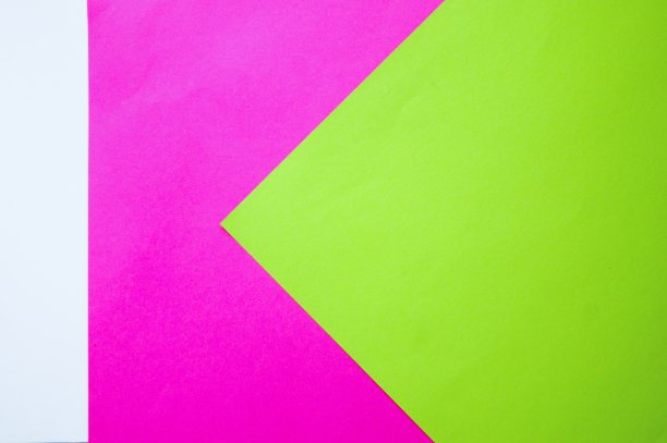 图形背景的不同几何形状有三种颜色:粉红色、绿色、白色。图片下载
