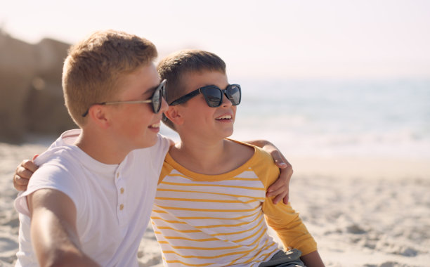 两个年轻的兄弟在海滩上享受他们的一天图片下载
