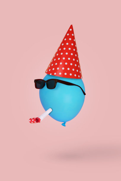 蓝色的气球戴着太阳眼镜和生日帽，吹着口哨，漂浮在粉红色的背景下。图片下载