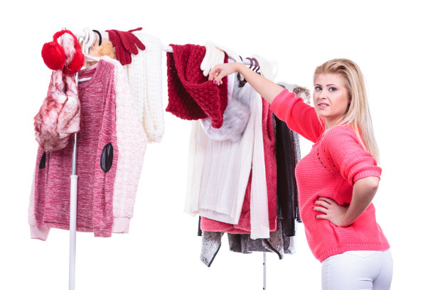 女人在家里衣柜里挑选衣服，优柔寡断图片下载