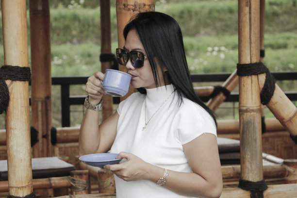 一个美丽的女孩在咖啡馆喝咖啡图片下载