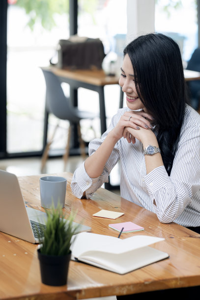 一位亚洲妇女喜欢在家里办公，她的小公司。图片下载