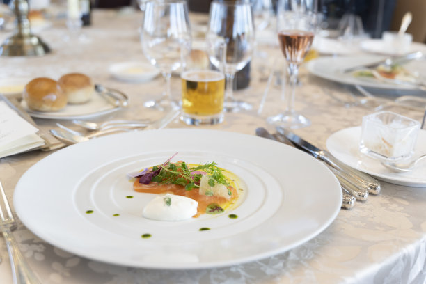 卤汁鲑鱼和宴会用具图片下载