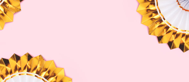 旗帜与金色纸扇在粉红色的背景。图片下载