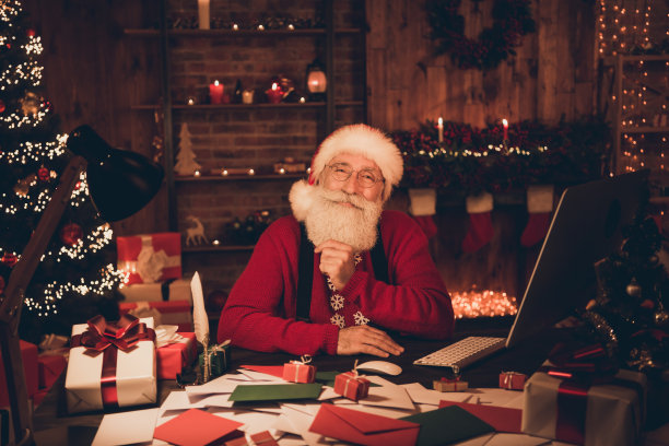 照片中的老人快乐积极的微笑梦想想享受节日气氛魔术装饰照明室内图片下载