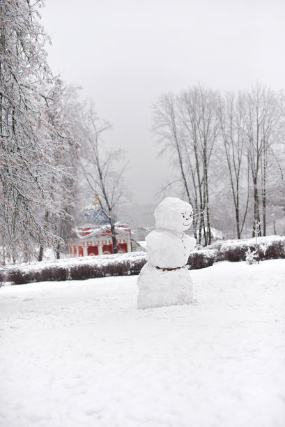 圣诞背景与雪人。冬季背景与雪人图片下载