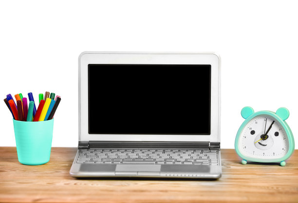 在家里用笔记本电脑学习。隔离的对象和复制空间图片下载