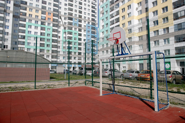 运动场在城市郊区的一片树林里。观景网球场、健身器材、足球场等公共体育场地进行团体比赛的体育项目。图片下载