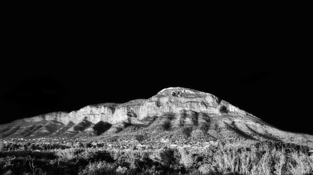 蒙哥山的黑白图片下载