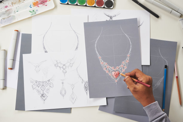 设计师设计钻石首饰图纸sketchesÂ制作worksÂ工艺独特的手工奢华项链产品创意。图片下载