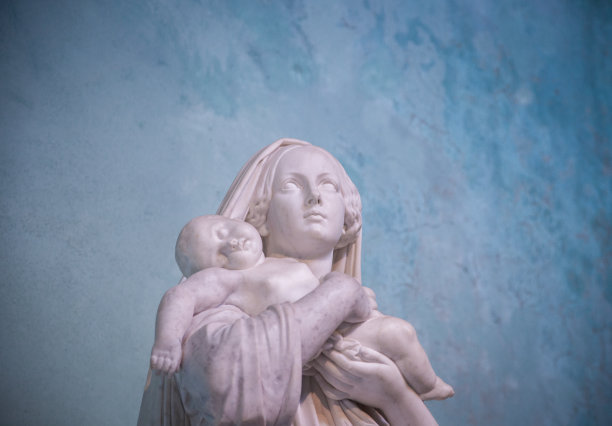 雕像是白色的。一位妇女抱着一个小孩。一个女人和一个孩子。一件艺术品图片下载