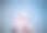 雕像是白色的。一位妇女抱着一个小孩。一个女人和一个孩子。一件艺术品图片下载
