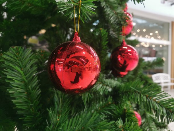 红色的球装饰圣诞树。图片下载