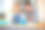 一个小女孩和她的爸爸在家里完成科学实验图片下载