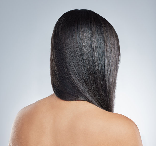 一个无法辨认的女人独自站在摄影棚里图片下载