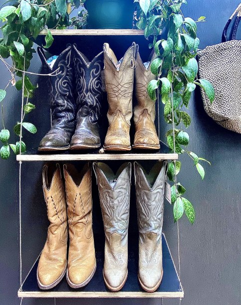 货架上的乡村牛仔靴图片下载