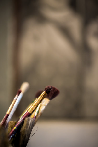近画家画笔和油画在艺术工作室图片下载