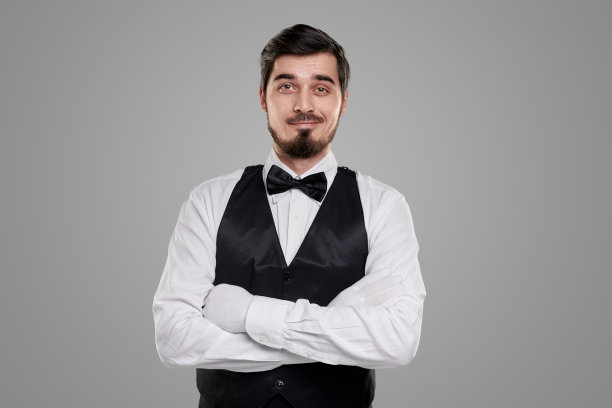 自信的服务员看着镜头图片下载