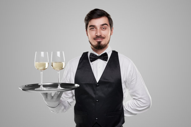 服务员在端酒时看着镜头图片下载