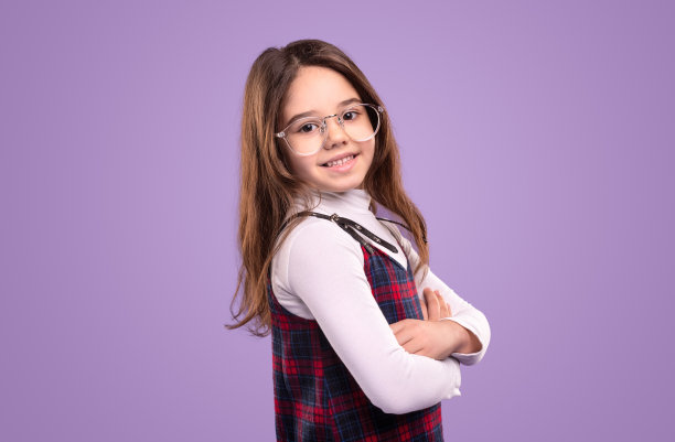 聪明的女学生对着镜头微笑图片下载