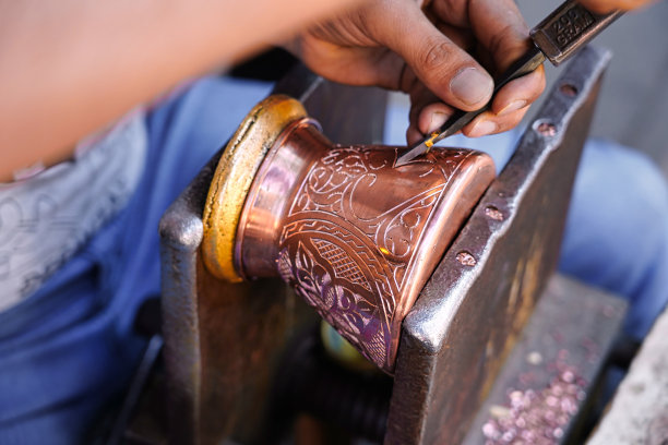 加济安泰普铜艺集市和集市上的工匠图片下载