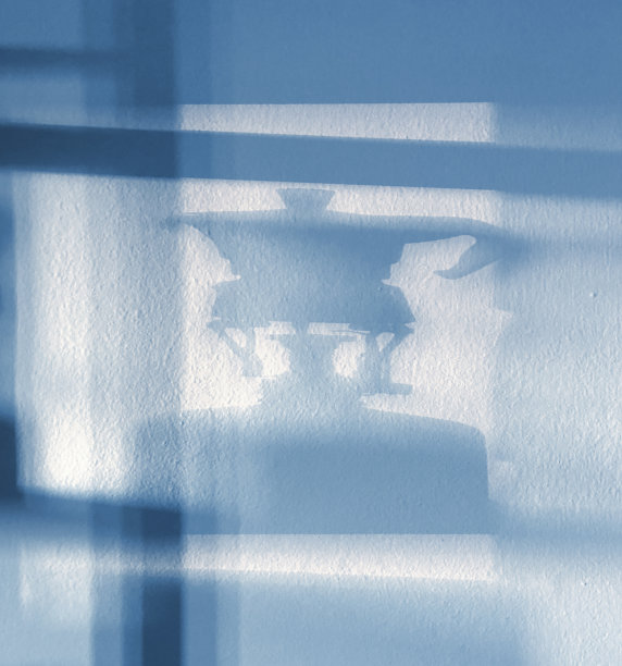 早上好咖啡。便携式野营炉灶上摩卡的影子。图片下载