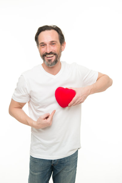 情人节：成熟男子手捧红心，心脏移植，节日庆祝图片下载