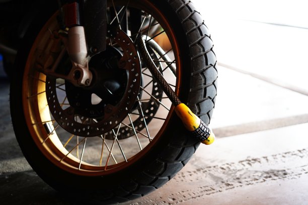 摩托车车轮锁住了轮胎图片下载
