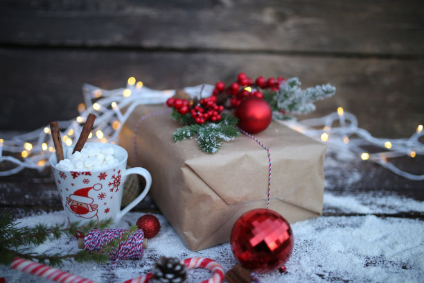 冷杉树，礼品盒和热巧克力。圣诞背景照片图片下载