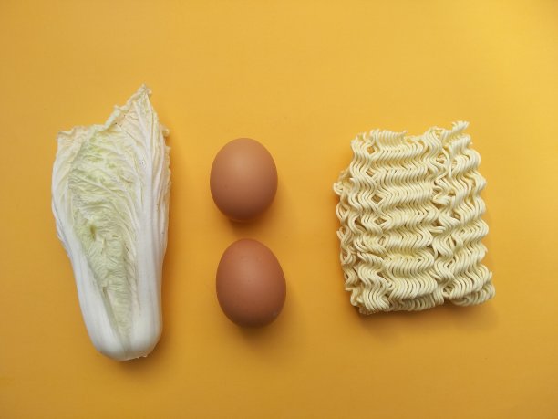 两个鸡蛋，面条，菊苣图片下载