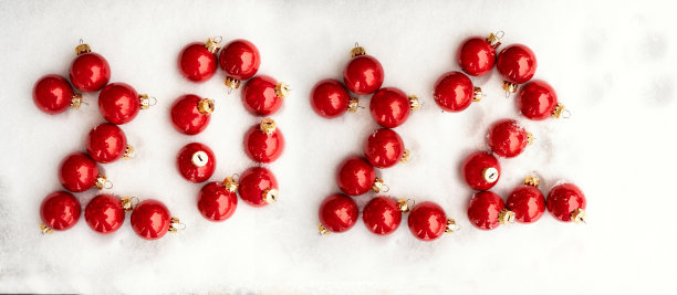 2022年的新年数字来自红色的圣诞球在雪地里图片下载