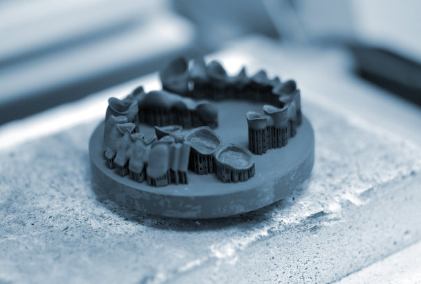 热处理同步后在金属3d打印机上打印的物体。图片下载