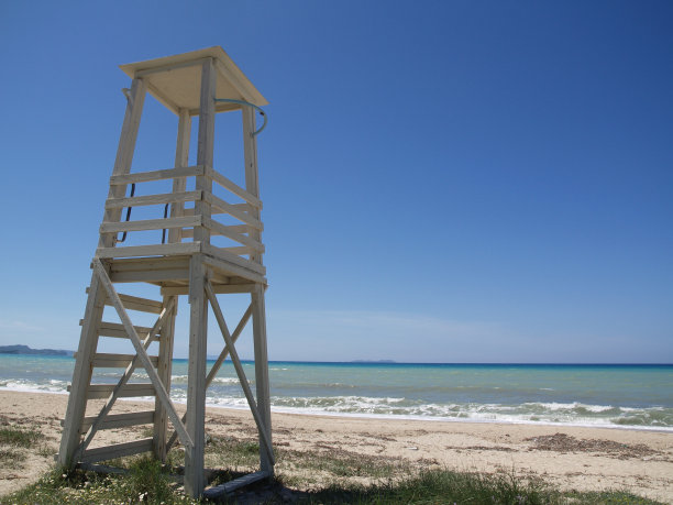 希腊科孚岛阿尔米罗斯一个阳光明媚的日子里的救生员塔图片下载