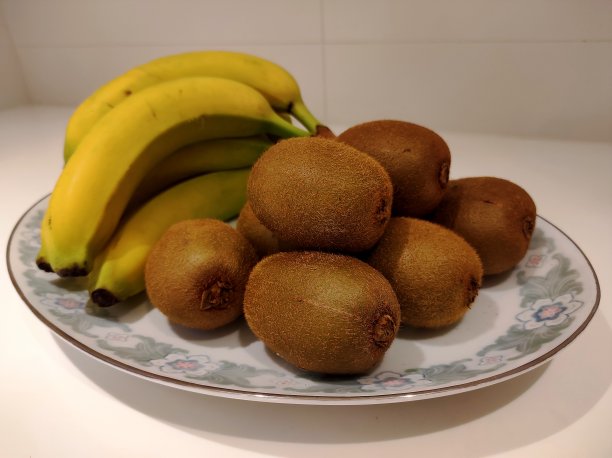 香蕉水果和猕猴桃放在白色的桌子上图片下载