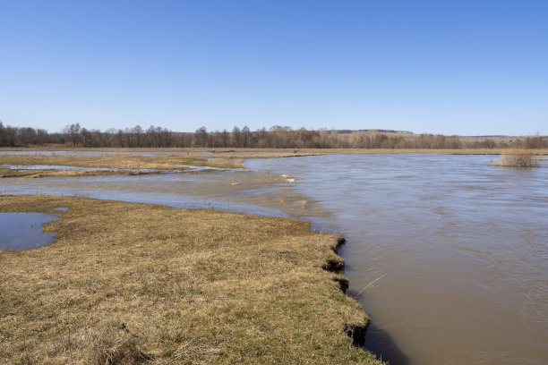 早春。河洪水。美丽的春天景色。图片下载