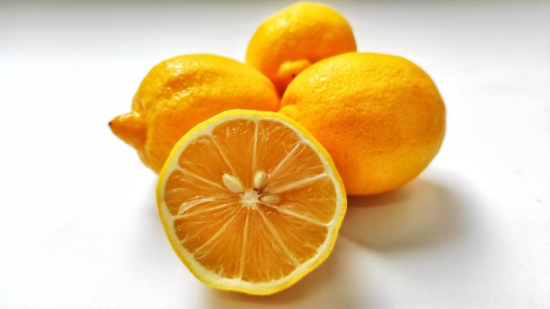 白色背景上的黄色柠檬片图片下载