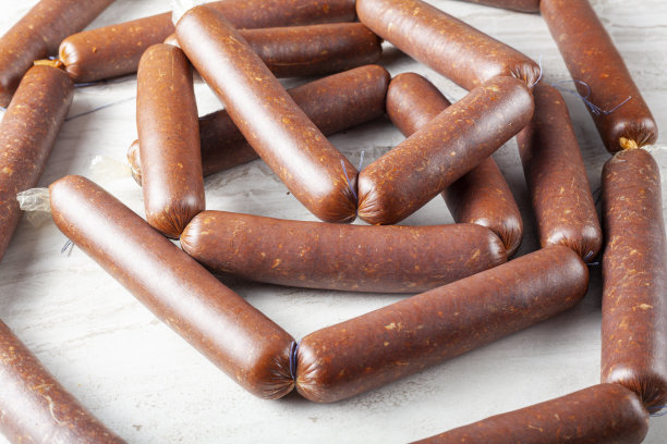 特写孤立的图像，自制的吸盘或香肠塞在肠衣里，在干燥前做成串图片下载