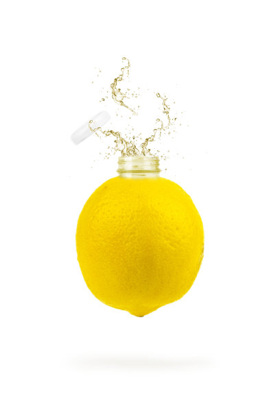 柠檬汁和新鲜柠檬瓶，盖子打开。柠檬水开瓶形式的柠檬。图片下载
